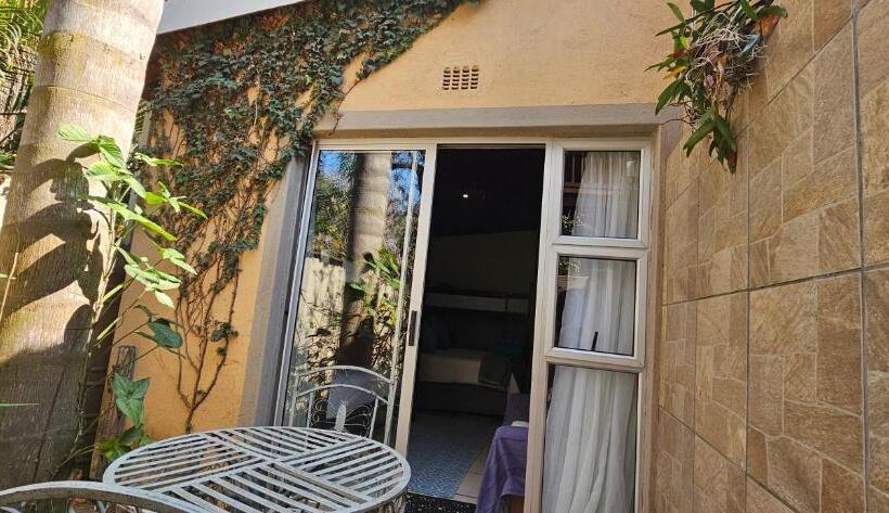 Номер Стандарт, Old Vic Travellers Inn Nelspruit