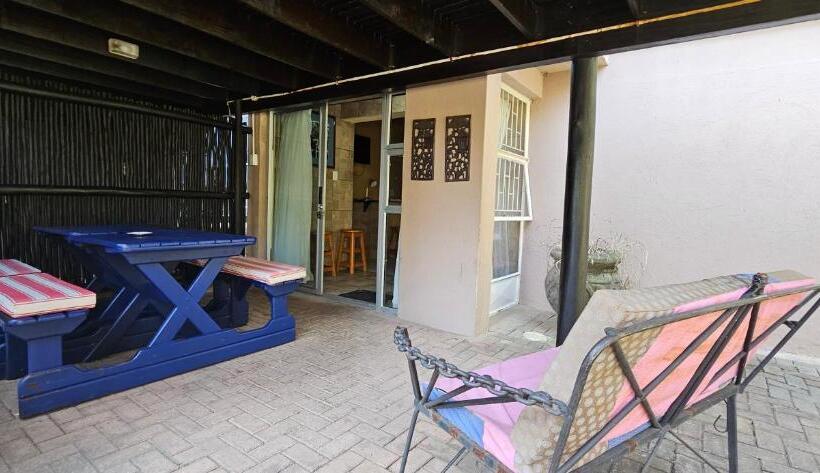 Номер Стандарт, Old Vic Travellers Inn Nelspruit