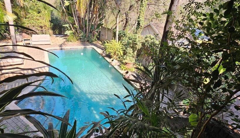 Номер Стандарт, Old Vic Travellers Inn Nelspruit