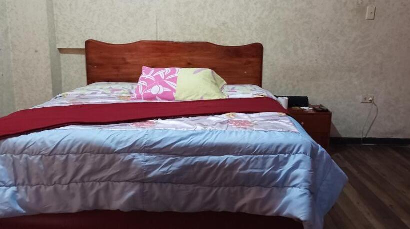 Standaardkamer met 2 Tweepersoonsbedden, La Perla Cuencana Hostal