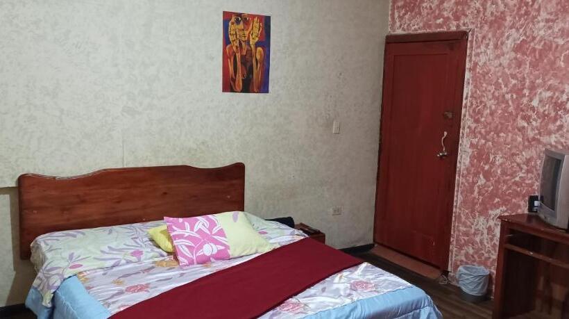 Standaardkamer met 2 Tweepersoonsbedden, La Perla Cuencana Hostal