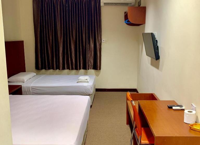 חדר דלוקס לשלושה, New Grand