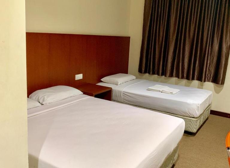 חדר דלוקס לשלושה, New Grand