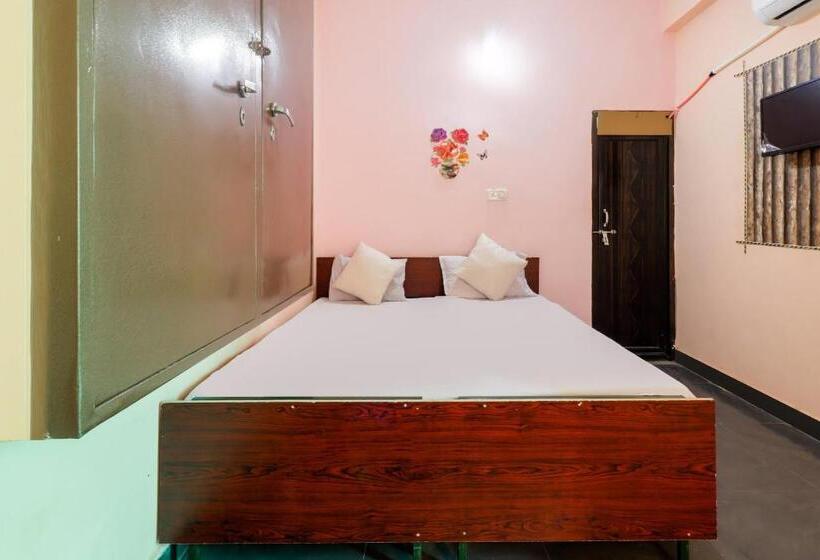 三人经典房间, Oyo Siddhi Vinayak Guest House