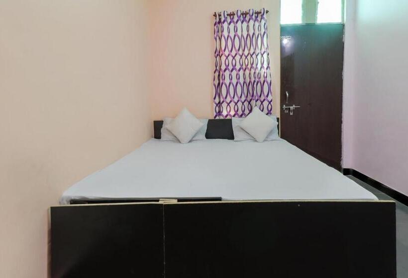 三人经典房间, Oyo Siddhi Vinayak Guest House