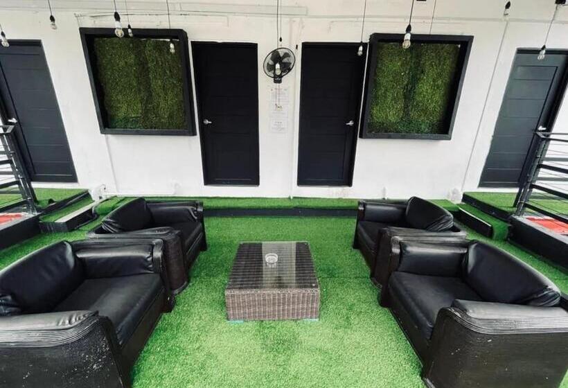 חדר סטנדרט עם מרפסת, The Sky Inn