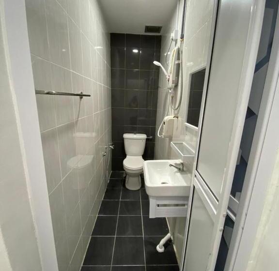 חדר סטנדרט לשלושה, The Sky Inn