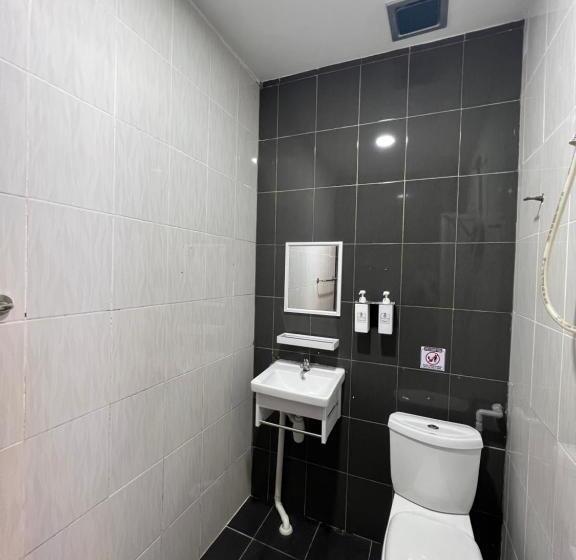 חדר סטנדרט לשלושה עם מרפסת, The Sky Inn