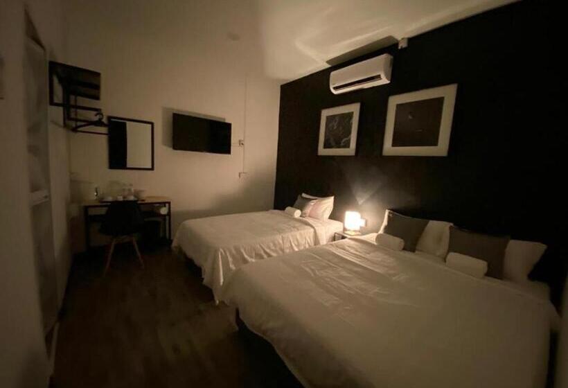 חדר סטנדרט לשלושה עם חדר אמבטיה משוף, The Sky Inn