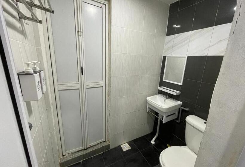 חדר משפחתי, The Sky Inn