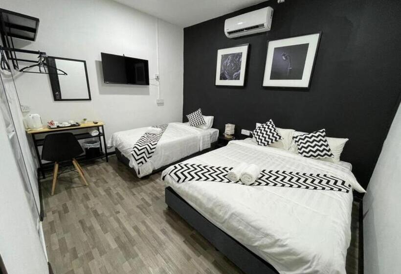 חדר משפחתי, The Sky Inn