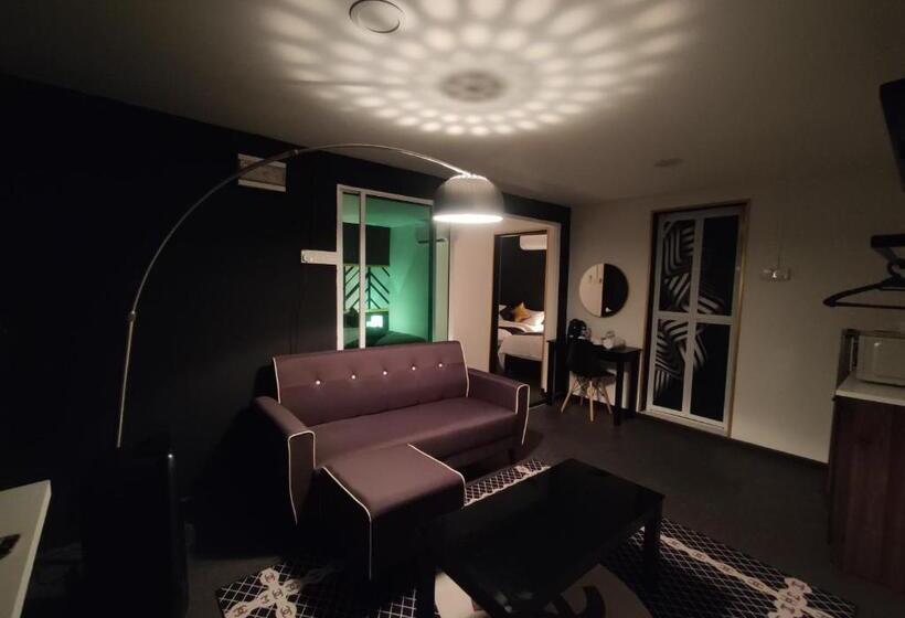 סוויטה אקזקיוטיב, The Sky Inn