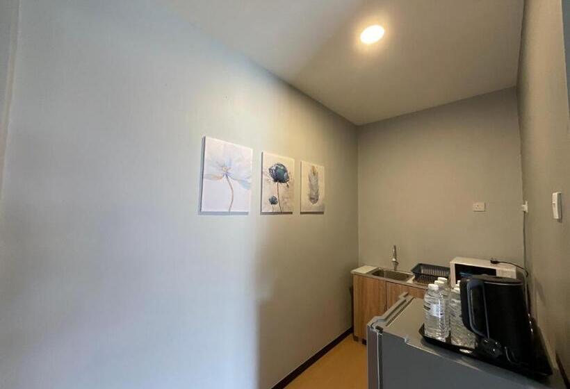 סוויטת 3 חדרי שינה, The Sky Inn