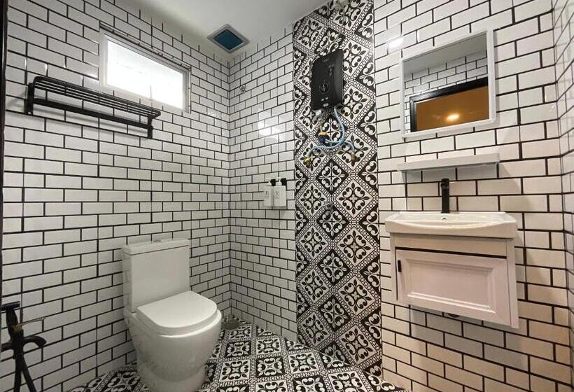 סוויטת 3 חדרי שינה, The Sky Inn