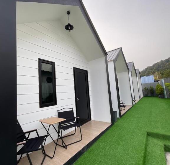 בקתת חדר, The Sky Inn