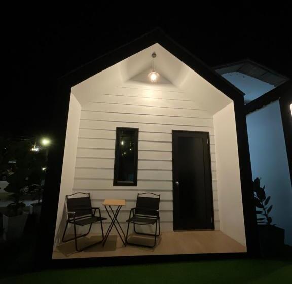 בקתת חדר, The Sky Inn