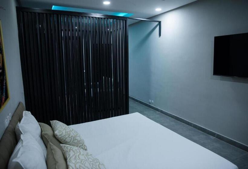 اتاق لوکس, The Shelter Abidjan