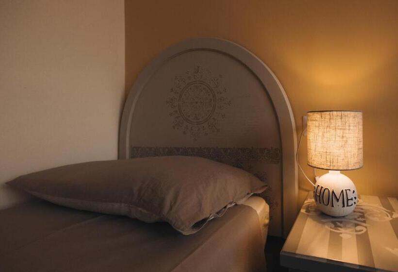 חדר משפחתי, La Favola