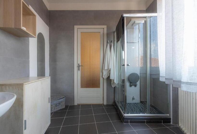 חדר משפחתי, La Favola