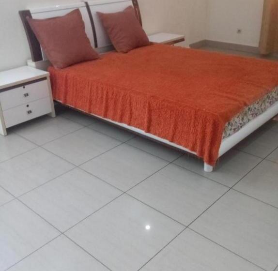 اتاق لوکس, Villa Spirou