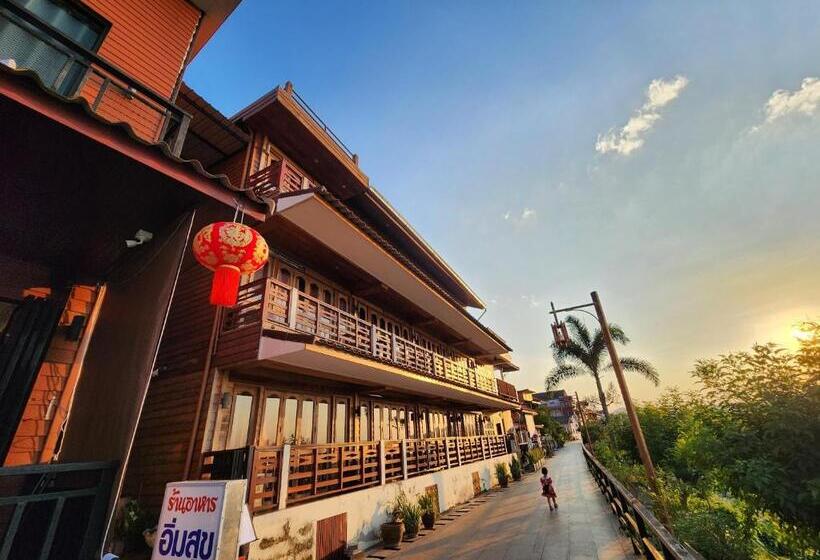 豪华海景房带阳台, Suksomboon