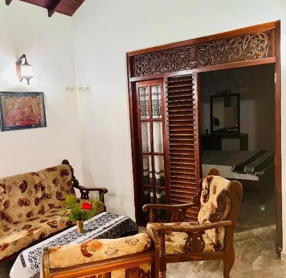 اتاق لوکس با تخت بزرگ, Villa Roy Bentota
