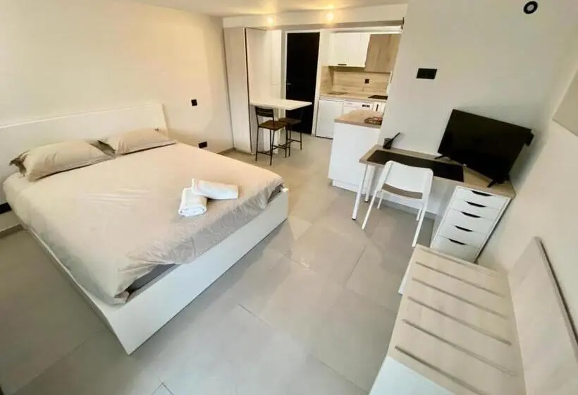Standard-studio, Studio Chez L Habitant Avec Piscine Commune