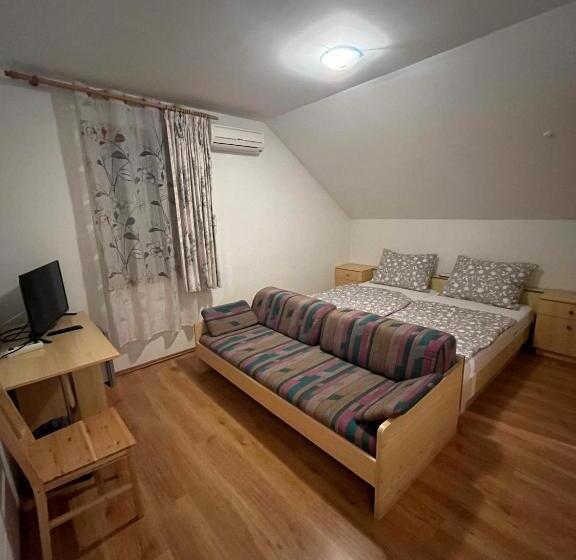 标准三人间, Szélkakas Vendégház