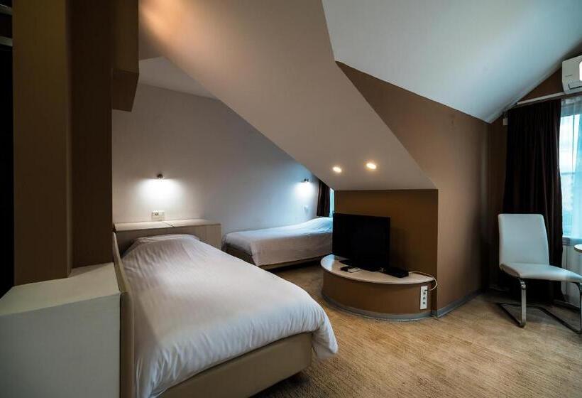 سوییت جونیور با بالکن, Sienna Apartments