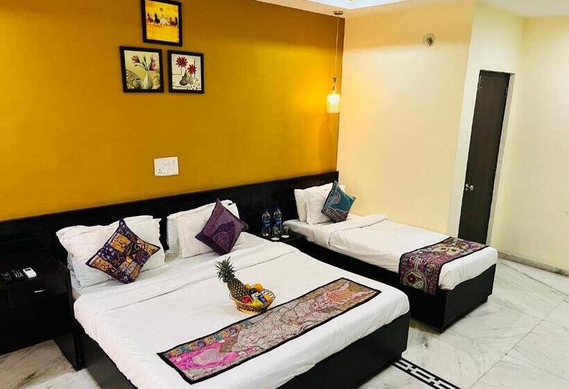 اتاق لوکس سه تخته, Gvs 24 Club, Rooftop Cafe! Swimming Pool! Karaoke Music!