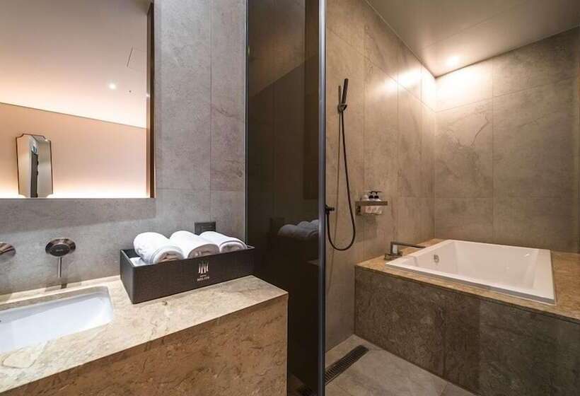 Camera Deluxe, Uiwang Milos