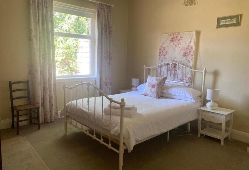 Номер Стандарт, Mount Charles Homestead