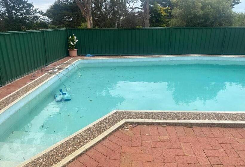 Номер Стандарт, Mount Charles Homestead