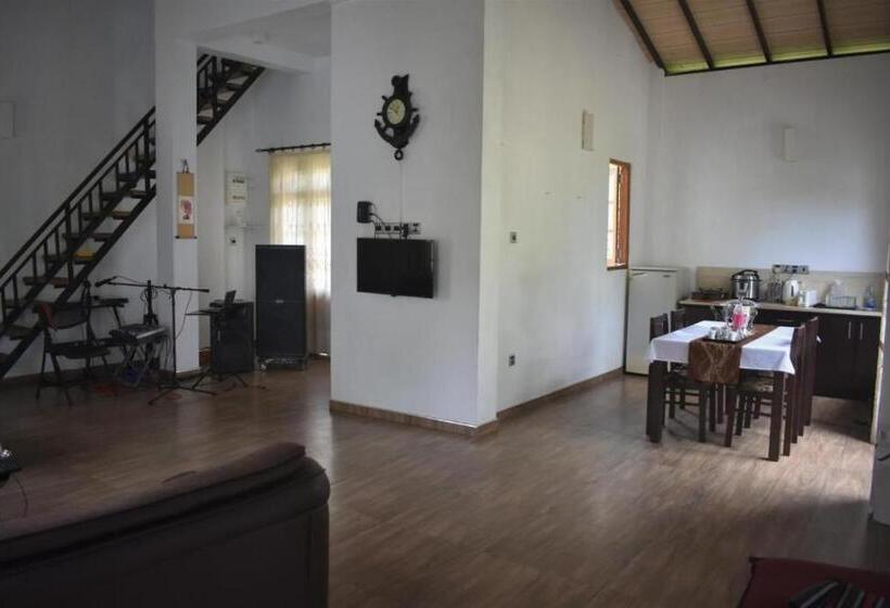 חדר משפחתי, Rock View Home