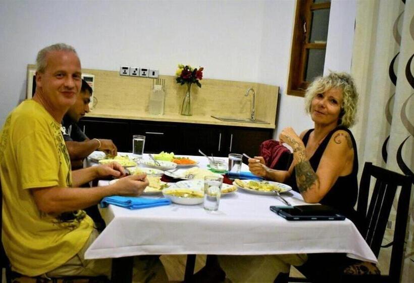 חדר משפחתי, Rock View Home