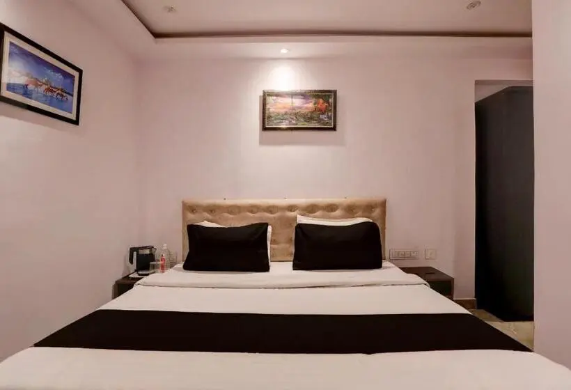 Classic Kolmen Hengen Huone, Oyo Flagship Pratima Palace