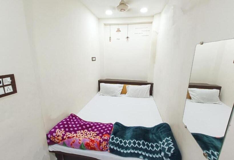 اتاق اکونومی, St Inn