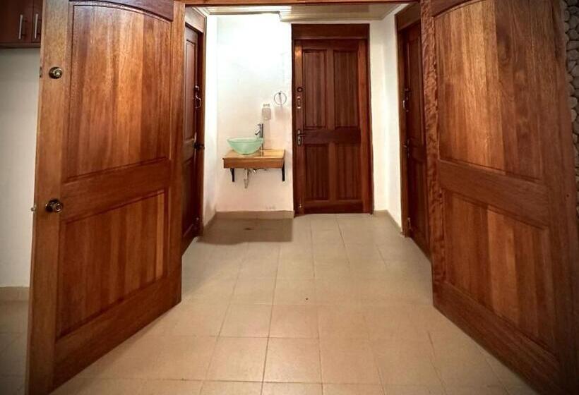 غرفه قياسيه سريرين مزدوجين, Blasina El Valle