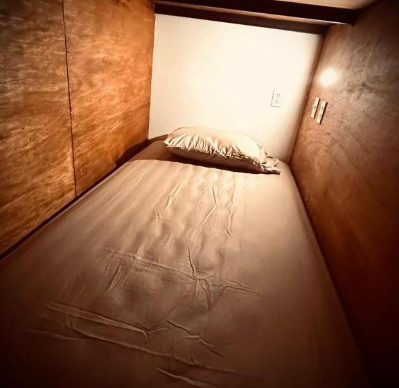 سرير فى غرفة مشتركه, Blasina El Valle