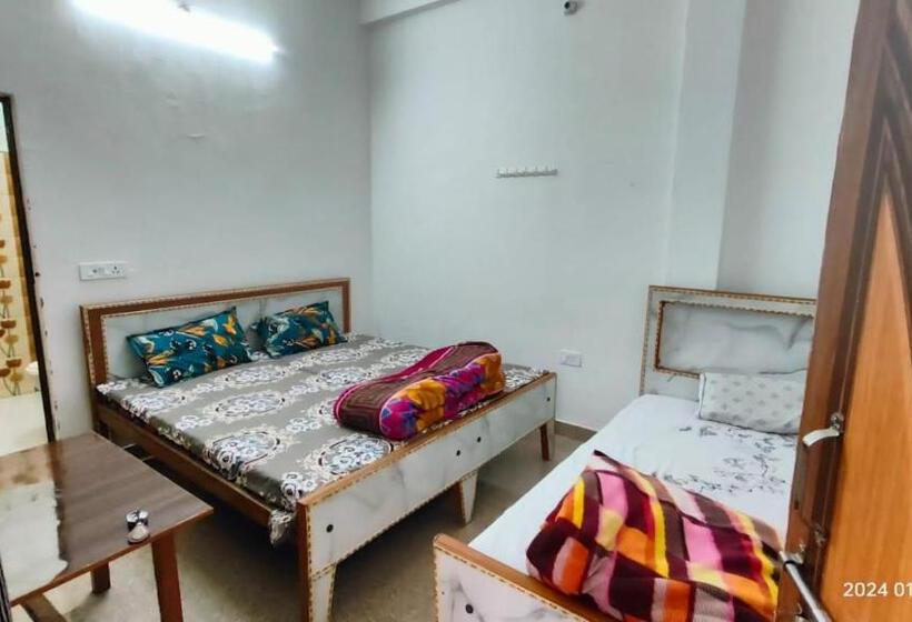 패밀리 룸, Gopal Sadan 2