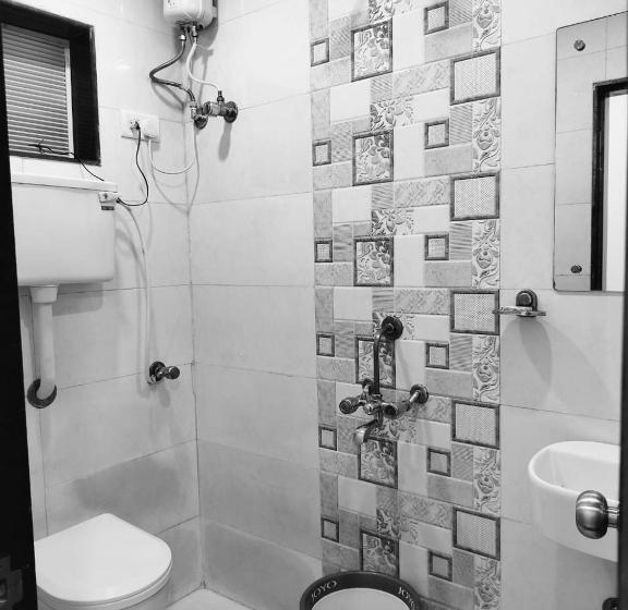 اتاق استاندارد, New Prakash International