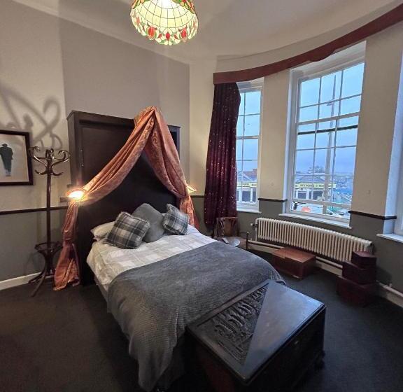 デラックスルーム, The Office Bar And Restaurant