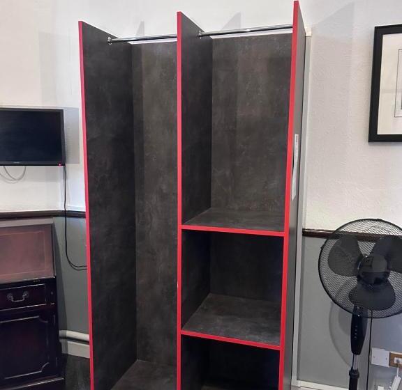 デラックスルーム, The Office Bar And Restaurant