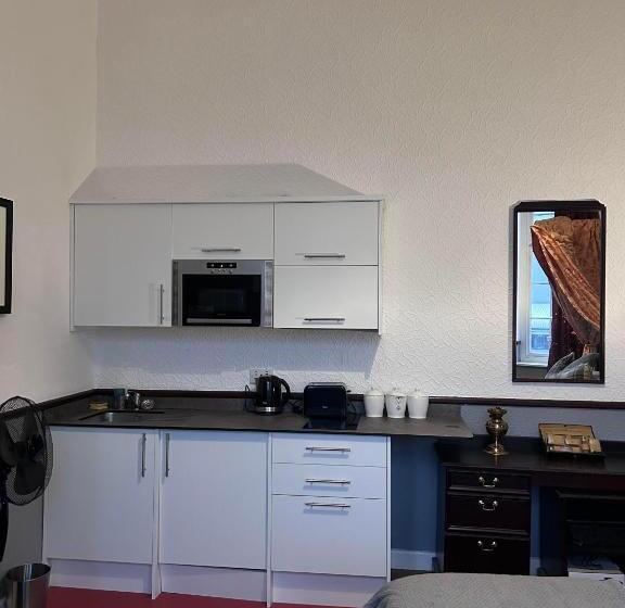 デラックスルーム, The Office Bar And Restaurant