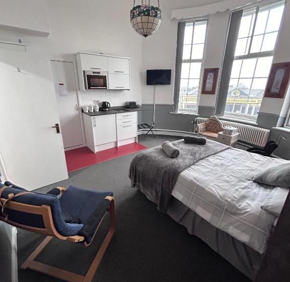 デラックスルーム, The Office Bar And Restaurant