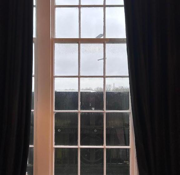 スタンダードルーム, The Office Bar And Restaurant