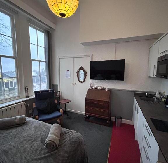 スタンダードルーム, The Office Bar And Restaurant