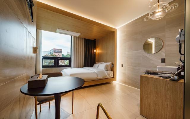 Quarto Estandar Comunicado, The Line