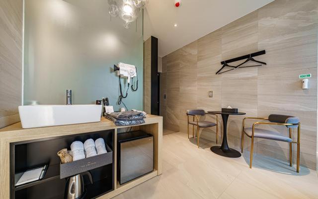 Quarto Estandar Comunicado, The Line