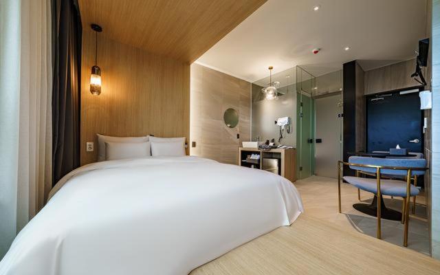 Quarto Estandar Comunicado, The Line